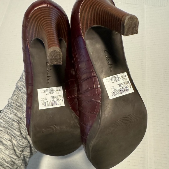 Collection by Clark’s size 10 women’s burgundy heels pumps shoes office dressy - Picture 9 of 9